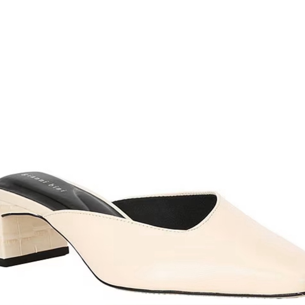 Size 12
Gianni Bini
Karlos Leather Snip Toe Block Heel Mules